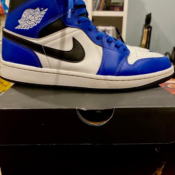 Nike Air Jordan 1 Mid - Picture 2 of 4